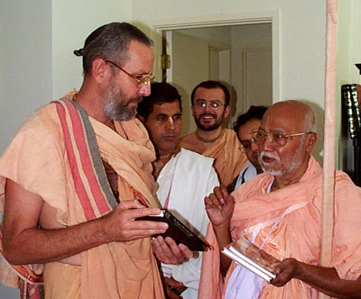 Tirtha Maharaja receives Gayatri Book