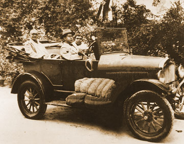 bhaktisiddhanta-in-car.jpg