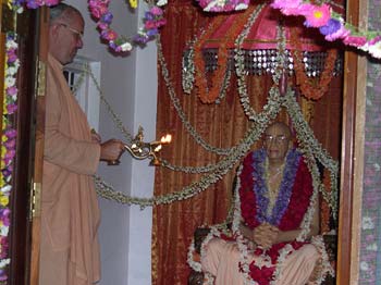 Narasingha Maharaja aratika to Srila Prabhupada