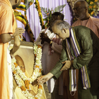 The Gajapati Mahararaja offers arati to Srila Puri Maharaja