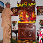 Srila Guru Maharaja Worshipping Mahaprabhu