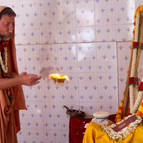 Giri Maharaja Offers Arati to the Bhagavad-gita