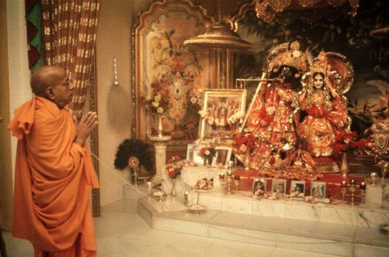 ISKCON Brasil - OS GURUS NO BRASIL Hare Krishna. Todas as glórias a Srila  Prabhupada Por favor, aceitem as minhas mais humildes e amorosas  reverências Oro a Krishna pedindo que todos os