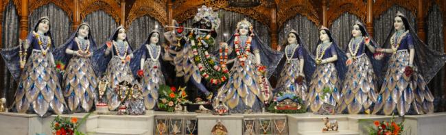 Radha-Madhava y Asta Sakhis en ISCON Mayapura